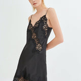 قميص قصير من الحرير الماسي باللون الأسود