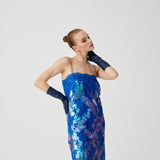 فستان أزرق بتفاصيل لامعة من الدانتيل