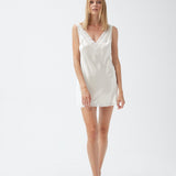 قميص قصير من الحرير باللون البيج