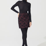 تنورة قصيرة من بروكار باللون العنابي