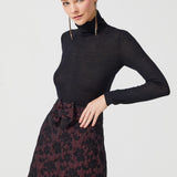 تنورة قصيرة من بروكار باللون العنابي