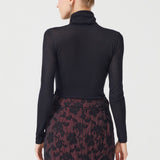 تنورة قصيرة من بروكار باللون العنابي