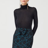 تنورة قصيرة من بروكار باللون الأخضر