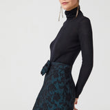 تنورة قصيرة من بروكار باللون الأخضر