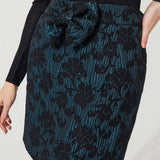 تنورة قصيرة من بروكار باللون الأخضر