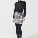 تنورة قصيرة ماسية باللون الرمادي