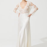 بدلة طويلة مطرزة بدانتيل حرير فامبي باللون البيج الفاتح