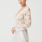 بدلة طويلة مطرزة بدانتيل حرير فامبي باللون البيج الفاتح