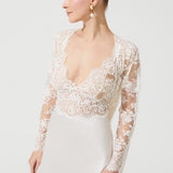 بدلة طويلة مطرزة بدانتيل حرير فامبي باللون البيج الفاتح