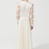 بدلة طويلة مطرزة بدانتيل حرير فامبي باللون البيج الفاتح