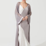 رداء ديكو الحريري باللون الرمادي والأبيض