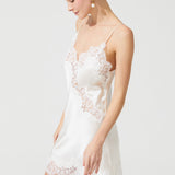 قميص قصير من الحرير الماسي باللون البيج