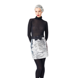 تنورة قصيرة ماسية باللون الرمادي