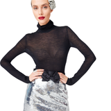 تنورة قصيرة ماسية باللون الرمادي