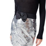 تنورة قصيرة ماسية باللون الرمادي