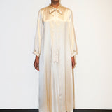 رداء رومانسي من الحرير باللون البيج