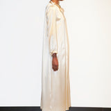 رداء رومانسي من الحرير باللون البيج