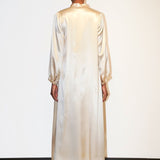 رداء رومانسي من الحرير باللون البيج