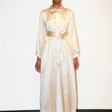 رداء رومانسي من الحرير باللون البيج