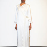 رداء هيلين الحريري باللون الاصفر