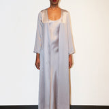 رداء الشارع باللون الرمادي