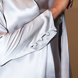 رداء الشارع باللون الرمادي