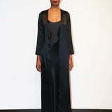 رداء الشارع باللون الأسود