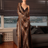 فستان طويل من الحرير بنقشة جلد النمر