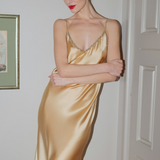 فستان حريري طويل باللون الذهبي