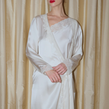 رداء هيلين الحريري باللون الاصفر