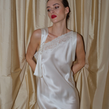 قميص هيلين الحريري باللون البني الفاتح