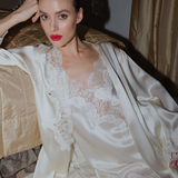 رداء قصير من الحرير الماسي باللون البني الفاتح