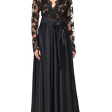 رداء طويل مطرز بدانتيل حرير فامبي باللون الأسود